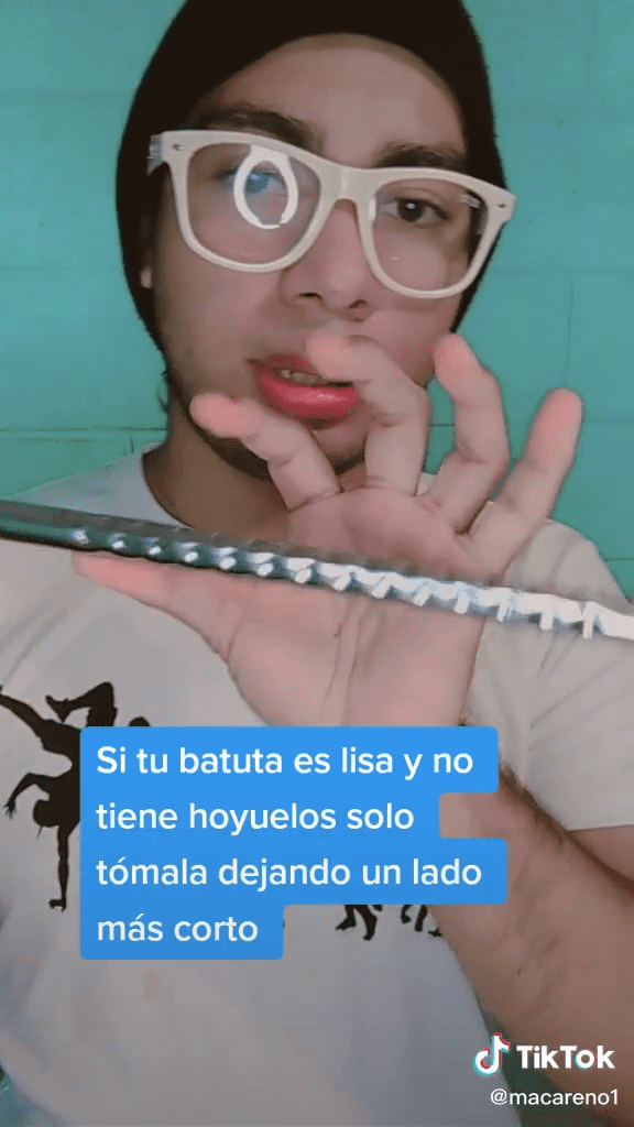 Pasos de batonistas pasar la batuta por el cuello 4