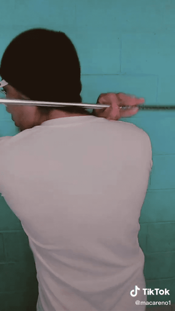 Pasos de batonistas pasar la batuta por el cuello 5